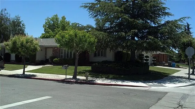1011 Oak St photo 1