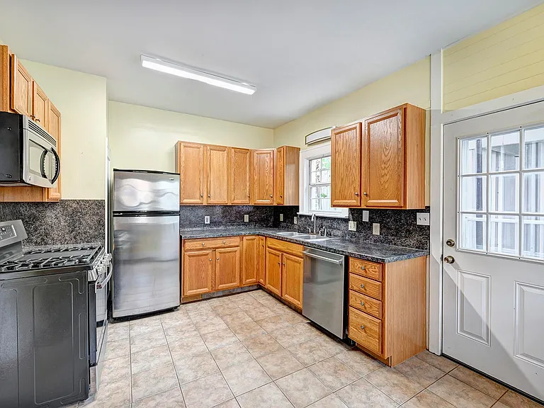 512 W Pierce St — Photo 5