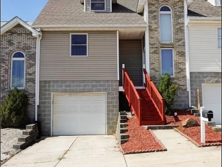 25 Townhouse Dr — Photo 1