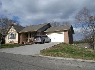 692 Cattlemans Dr, Lenoir City, TN 37772
