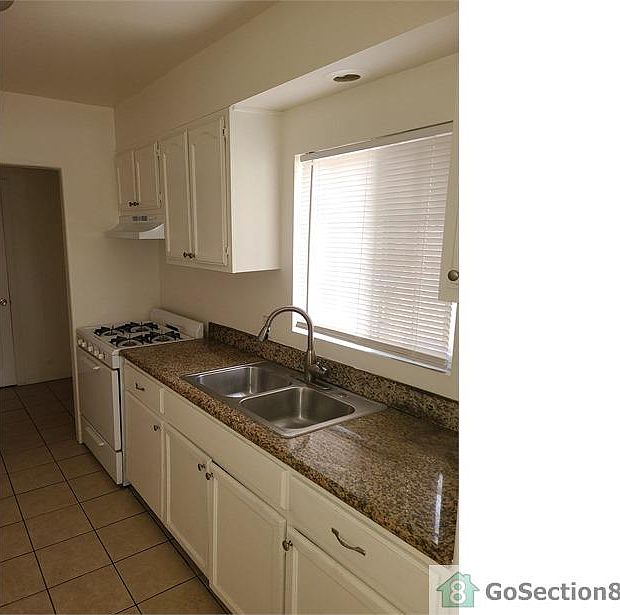 1st image of 867 W 43rd Pl