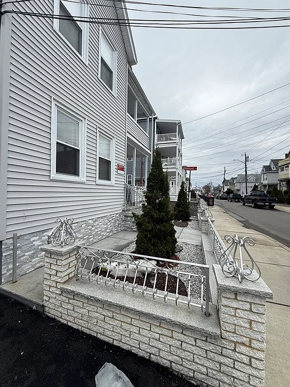 3 bed, 1.0 bath, 9999 sqft, $2,900 — Photo 2