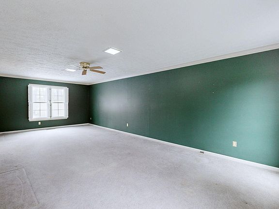 3rd image of 1551 Oxford Dr