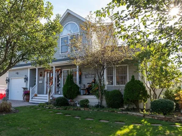 653 N Broome Avenue, Lindenhurst, NY 11757