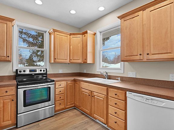 5th image of 2905 Remy Ct NE