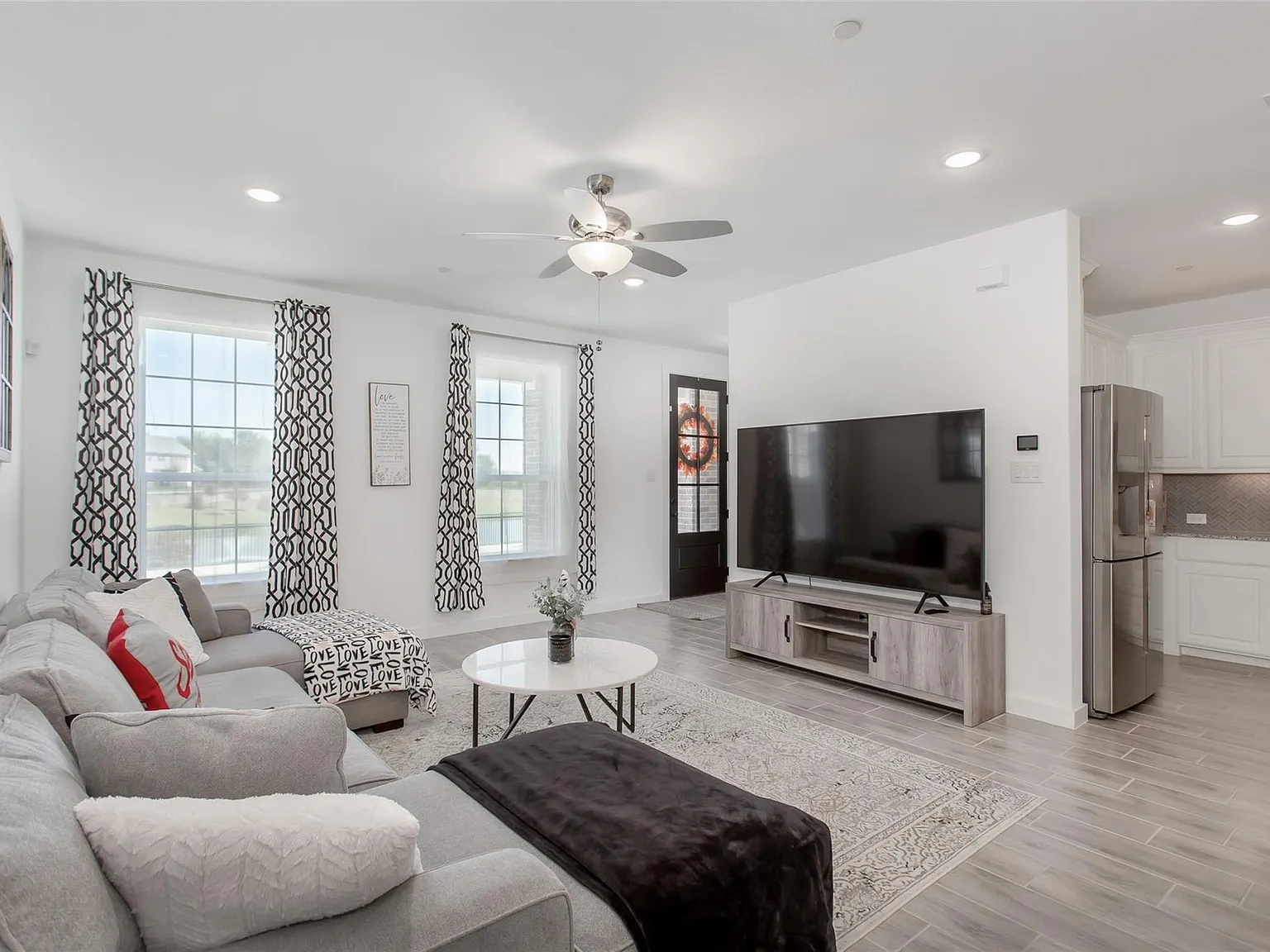 3 bed, 2070 sqft, $2,645 — Photo 4