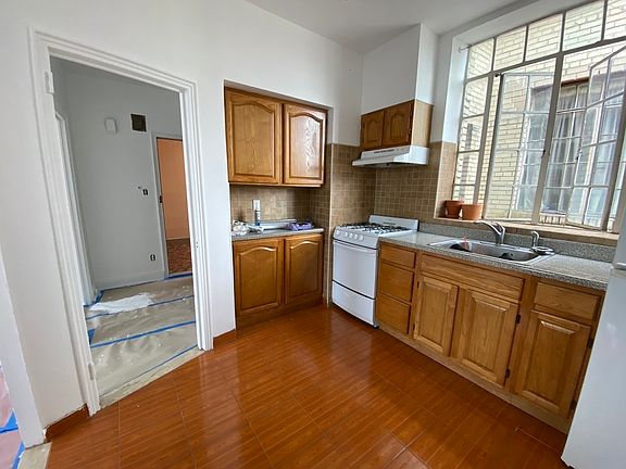 5th image of 325 Graham Ave #3B