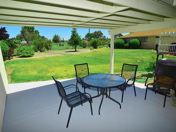 Back patio and yard overlooks golf course.