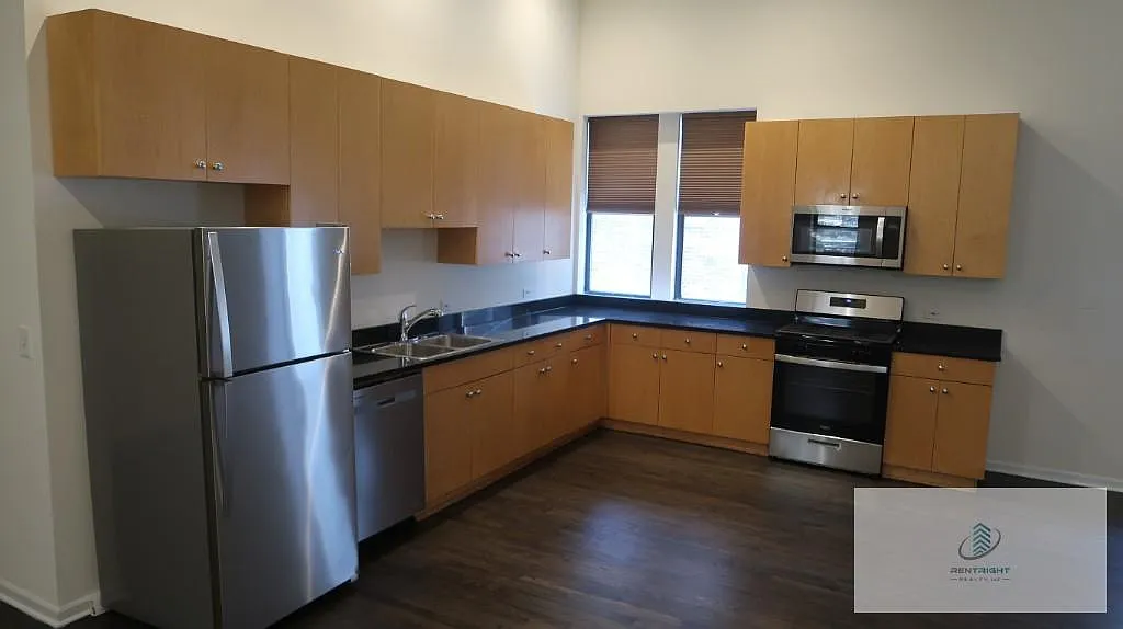 Building Photo - 1260 N Greenview Ave #1R
