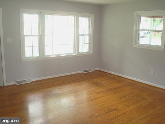 4th image of 500 Moran Ave
