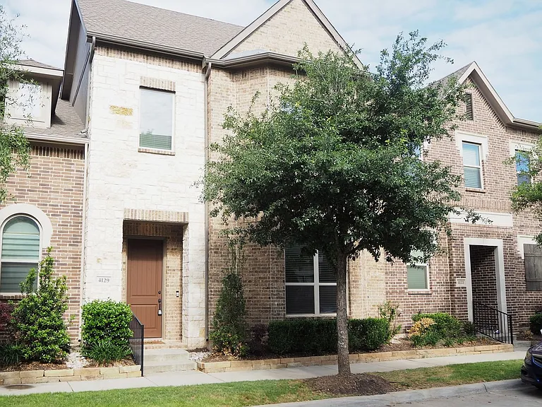 4129 Broadway Ave — Photo 1