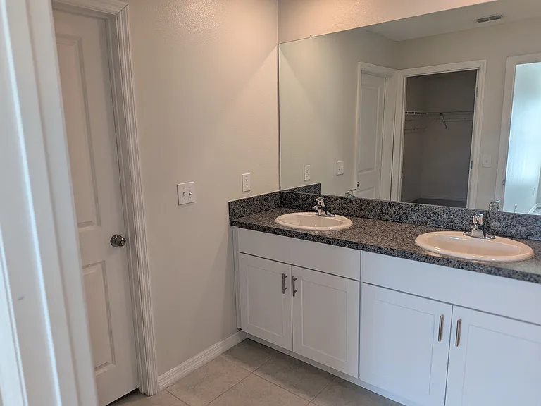 446 Argyll Dr — Photo 16