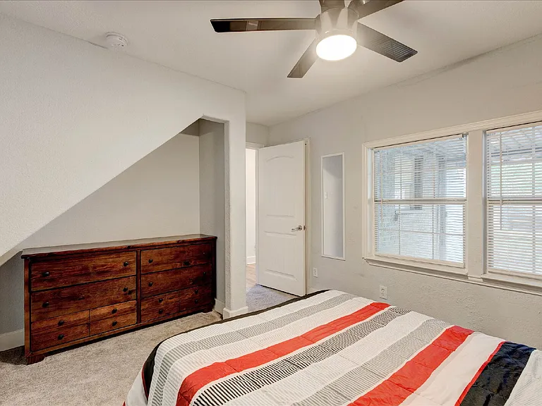 2801 W Biddison St — Photo 28