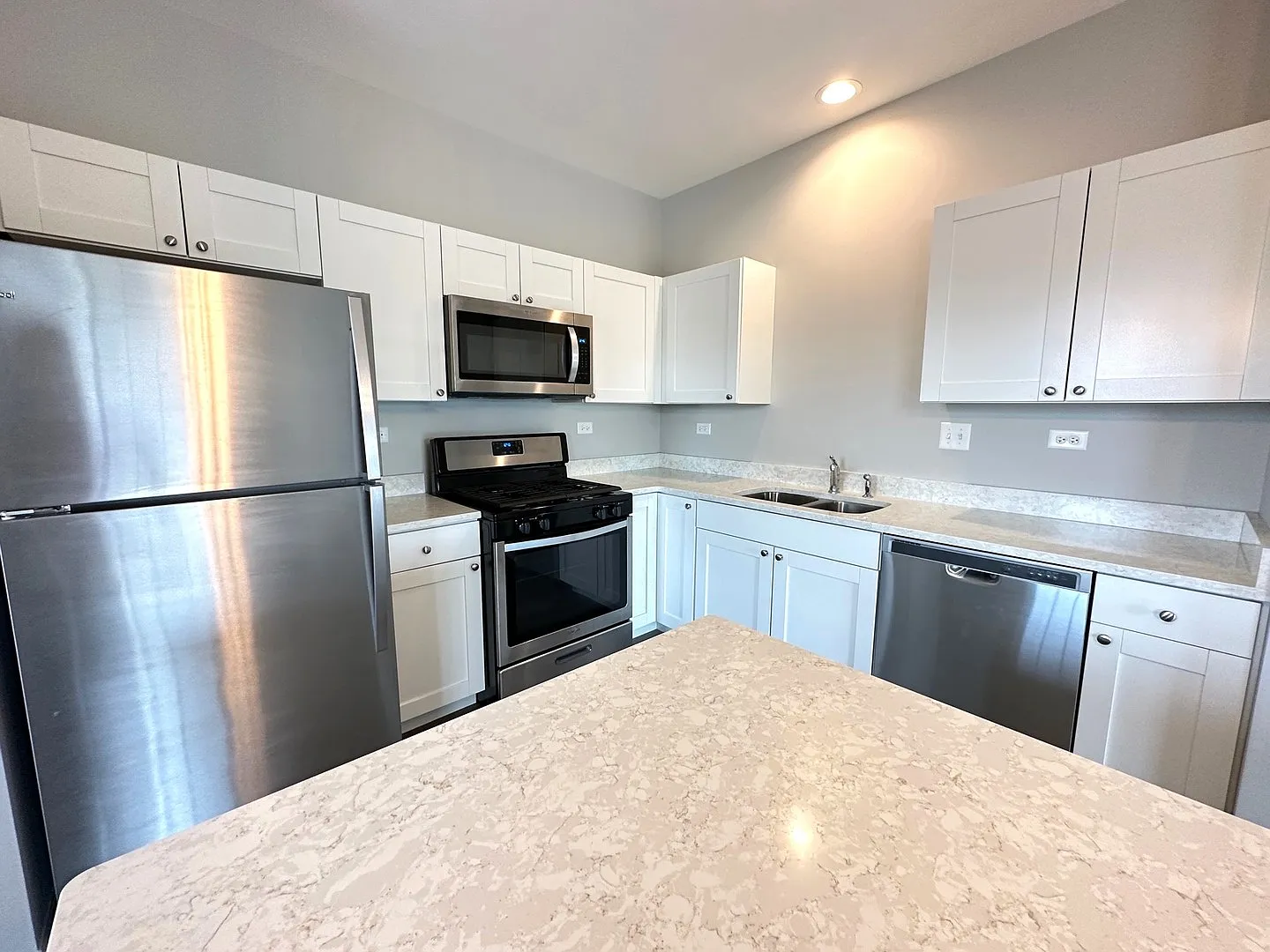 2 bed, 974 sqft, $1,835 — Photo 2