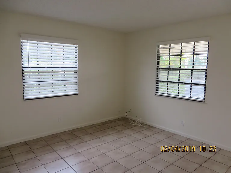 2202 NE 4th St #10 — Photo 3