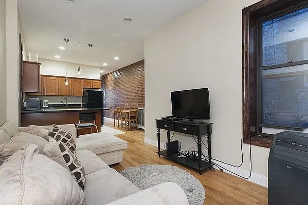 Rented by Portman Realty Corp | media 36