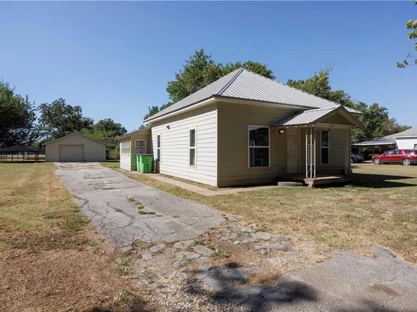 923 E 7th St, Cherryvale, KS 67335