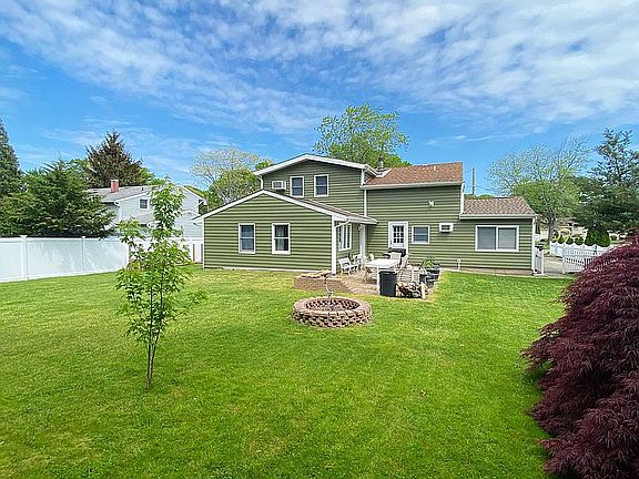 3rd image of 8 Mount Huron Ct
