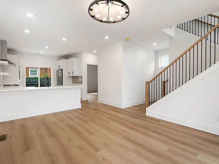 1019 Grant St — Photo 9