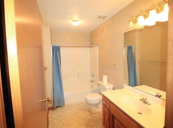 4th image of 8212 E 190th St