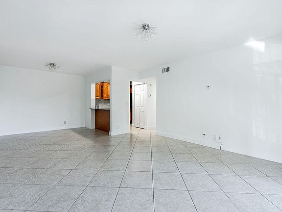 4th image of 617 Sea Pine Way #D2
