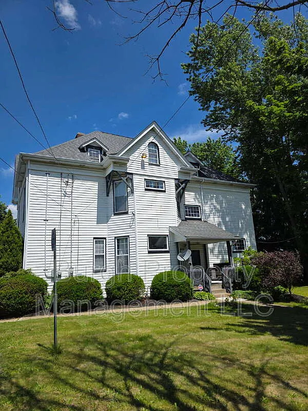 2 bed, 1.0 bath, $1,100 — Photo 1
