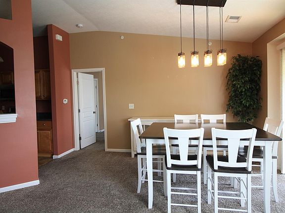 4th image of 612 Heritage Sq