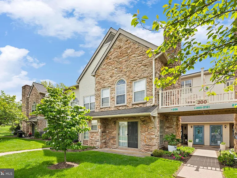 206 Remington Ct — Photo 1