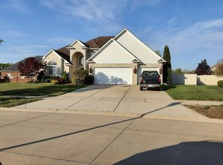 27157 Debiasi Dr, Brownstown, MI 48174