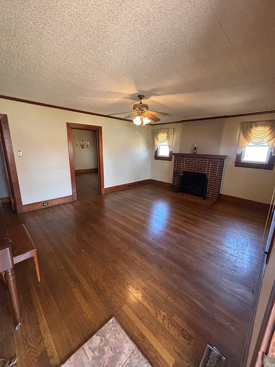 Spacious living room - 3410 Anderson Dr