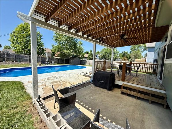 1300 Meadows Ln, Greenwood, MO 64034