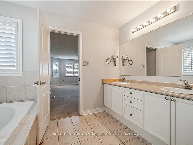 54 Stonebrook Cres — Photo 27