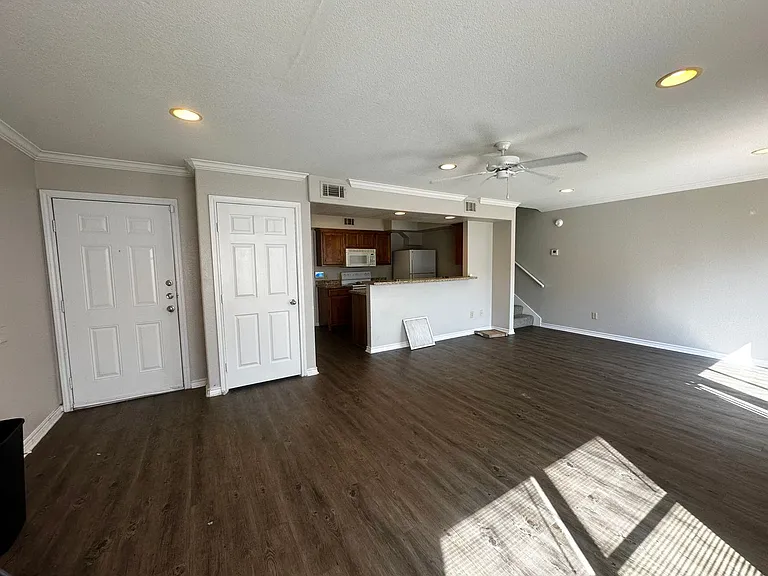 2527 Pascal Ct — Photo 3