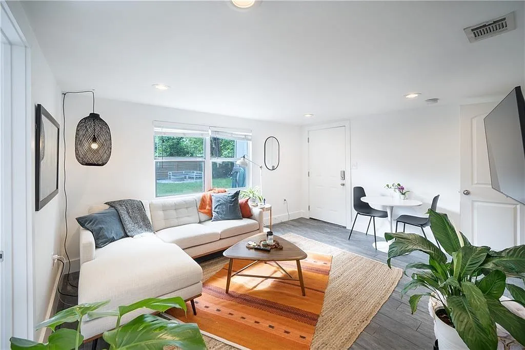 2 bed, 1.0 bath, 480 sqft, $1,650 — Photo 1