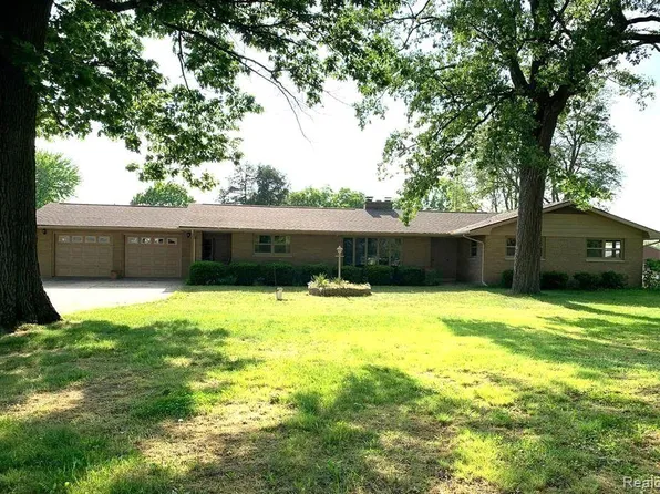 1571 N Hickory Rd, Owosso, MI 48867