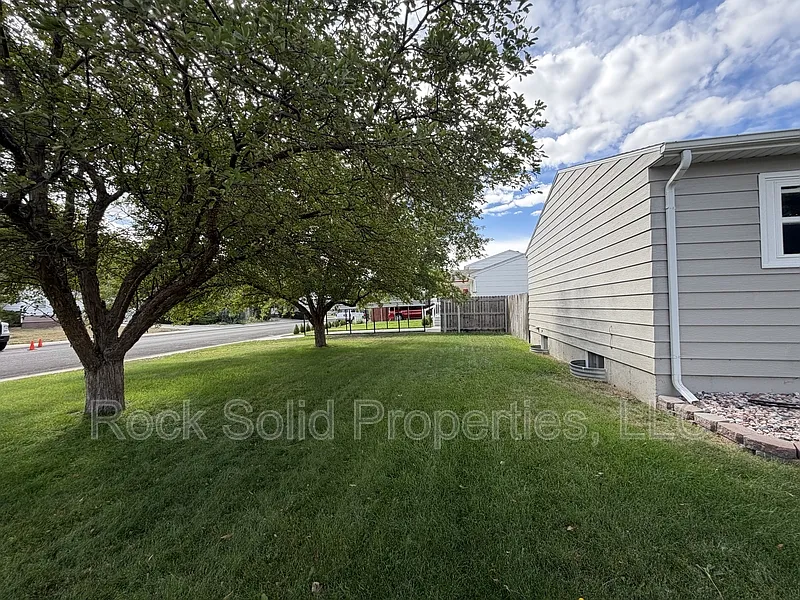 4 bed, 2.0 bath, 2016 sqft, $2,595 — Photo 4