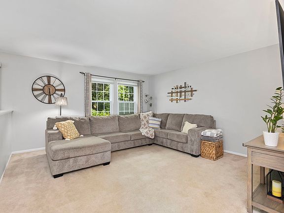 5th image of 105 Waterbury Cir