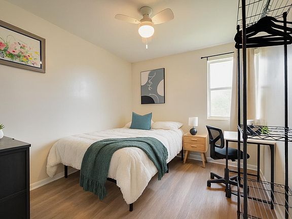 Bright full room with desk, modern decor & comfy bed peaceful Jacksonville home