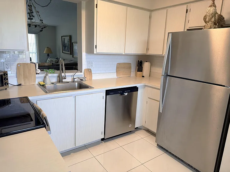 7146 Huntington Ln #403 — Photo 3