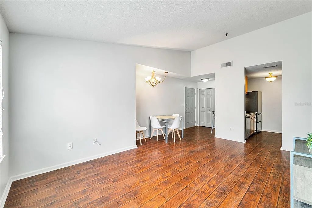 2 bed, 1.0 bath, 857 sqft, $1,695 — Photo 4