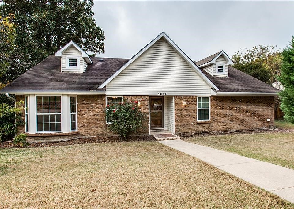 Cute Drive up and Great Sized Lot