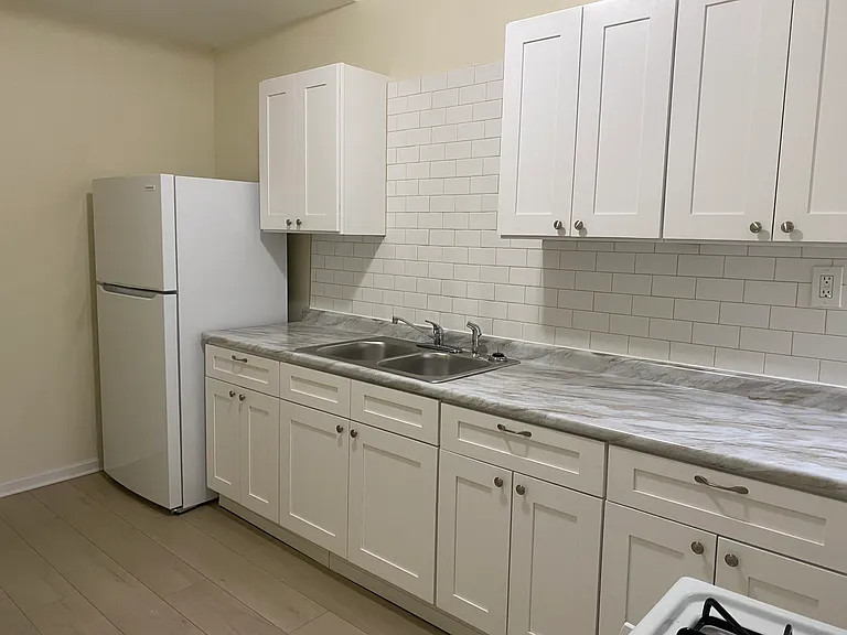 3126 Woodbine Ave #4 — Photo 2