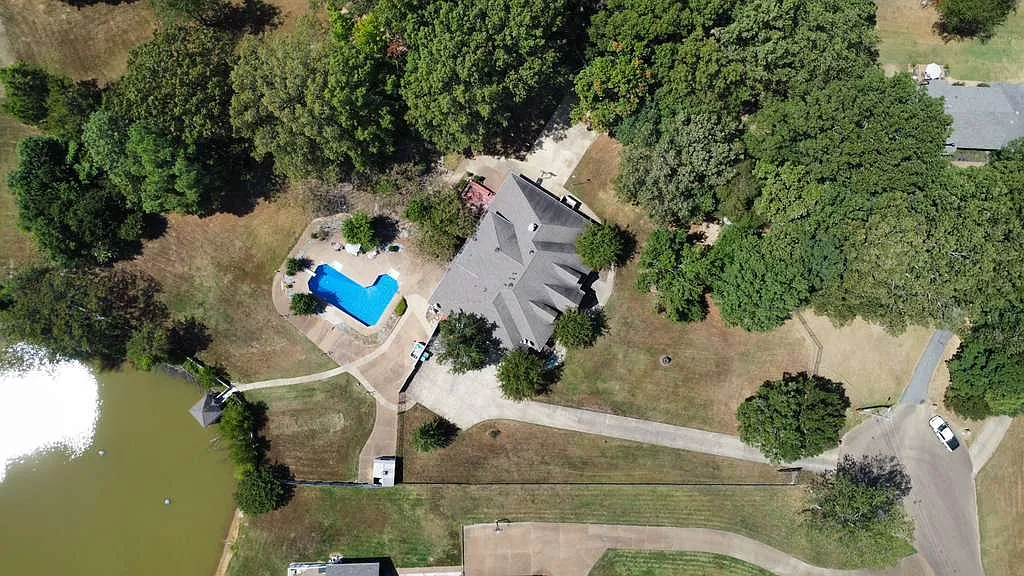 6 bed, 3.5 bath, 5631 sqft, $12,500 — Photo 2