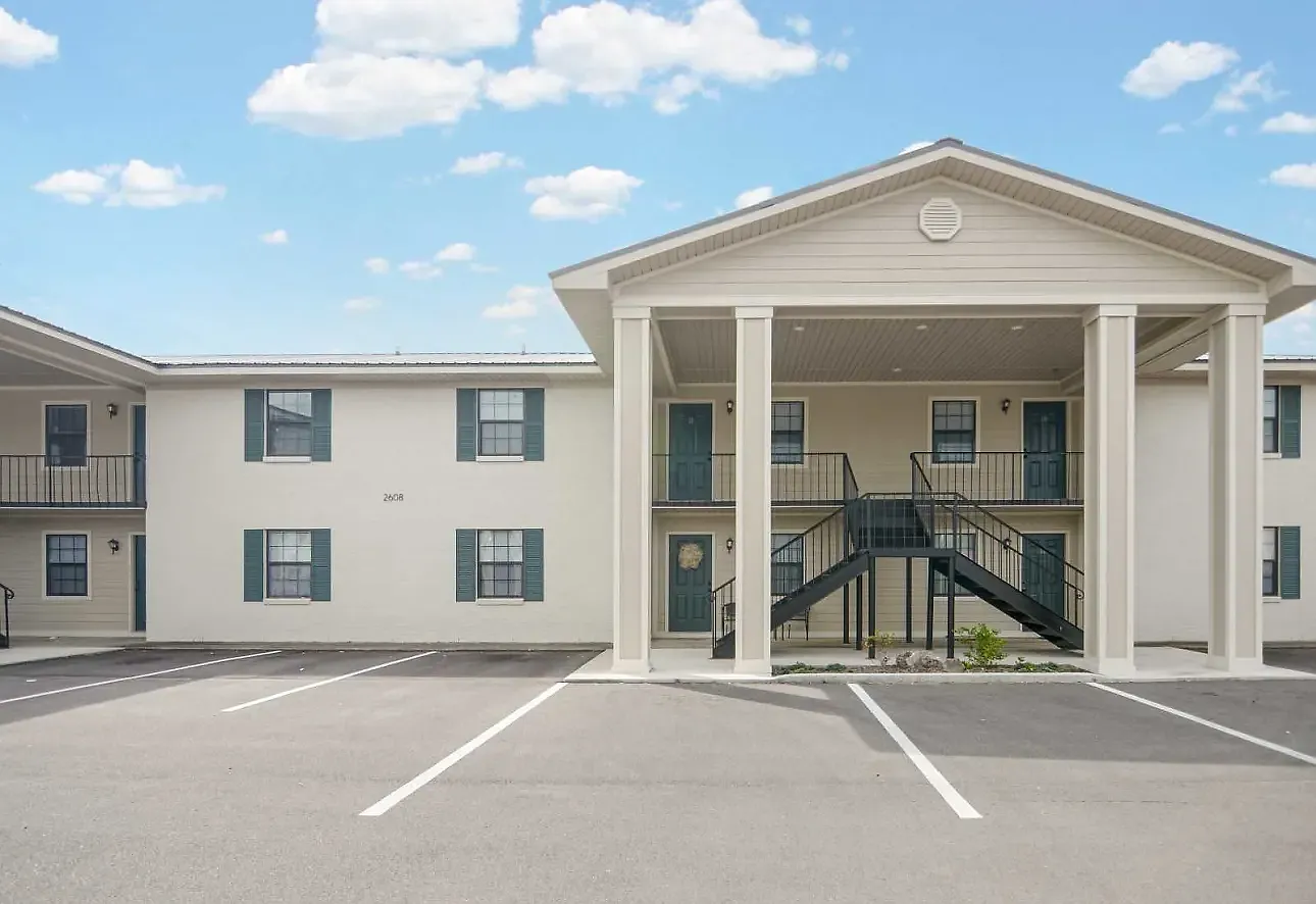 Jackson West Apartments — Photo 1