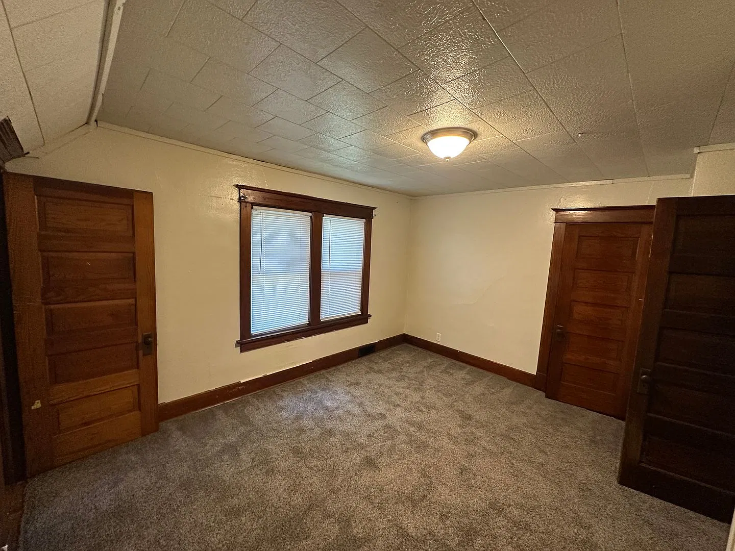 $1250 - 2 Bed 1 Bath Home — Photo 3