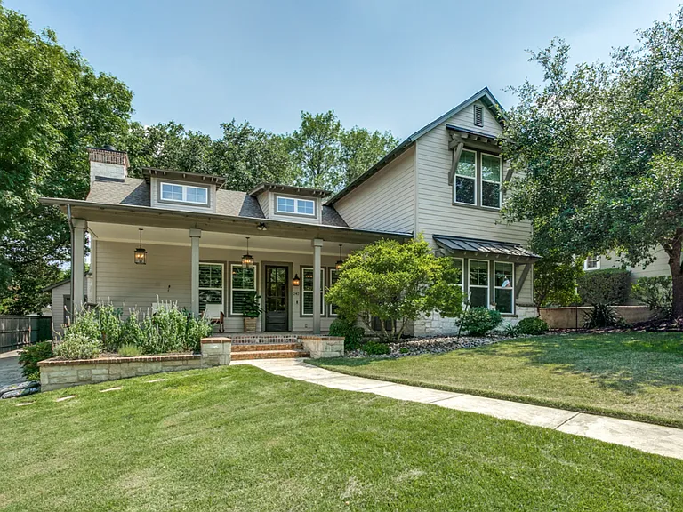 242 E Elmview Pl — Photo 2