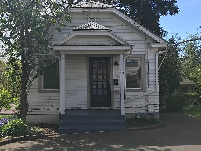 219 SE Baker St #1 — Photo 1