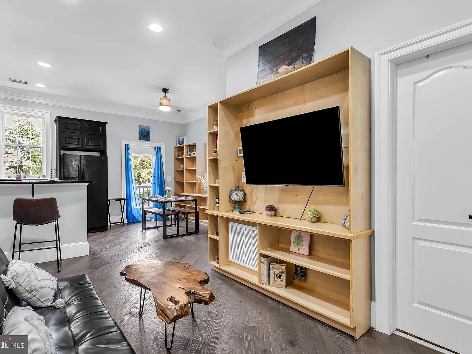 2 bed, 700 sqft, $2,500 — Photo 3