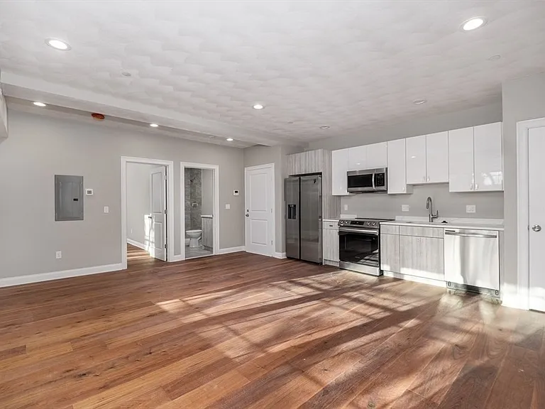 119-121 Addison St #5 — Photo 4
