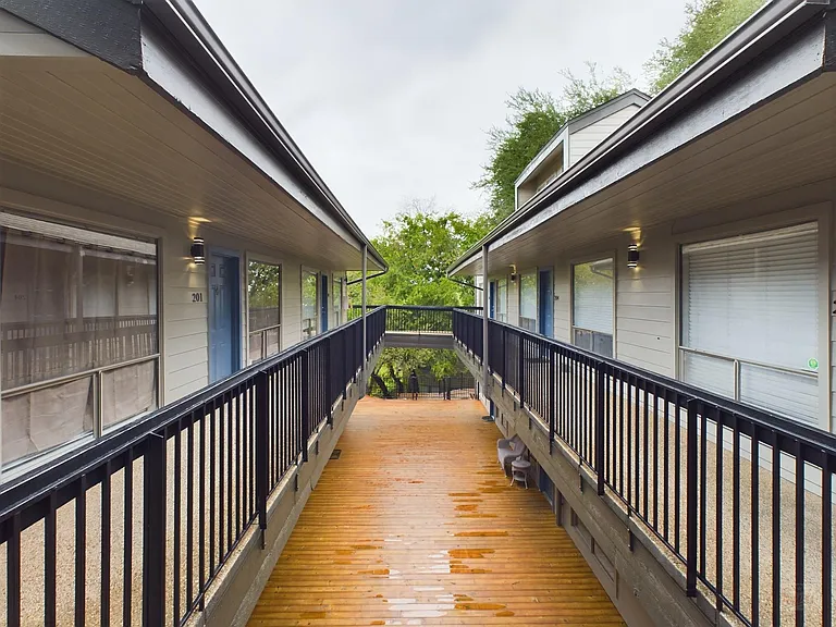 908 Poplar St #201 — Photo 12